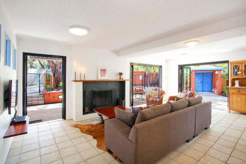 Ross Cres Spacious Private Beach House - Accommodation Mermaid Beach 1