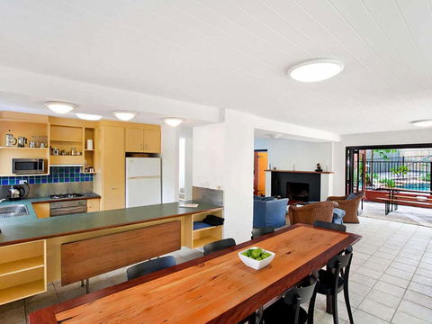 Ross Cres Spacious Private Beach House - Accommodation Mermaid Beach 3
