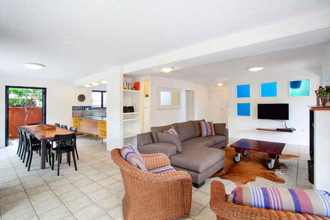Ross Cres Spacious Private Beach House - Accommodation Mermaid Beach 2