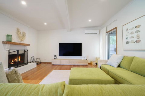 Salt Air Beach Retreat - 280m Walk To Foreshore, Check Out 5pm Sunday! - Accommodation Mermaid Beach 3