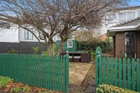 Sandy Bay Cozy Cottage Close To CBD - Accommodation Mermaid Beach 3