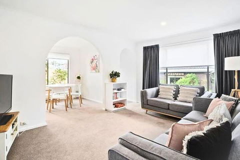 Sandy Bay Cozy Cottage Close To CBD - Accommodation Mermaid Beach 0