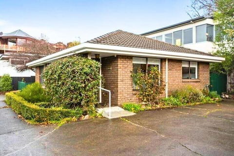 Sandy Bay Cozy Cottage Close To CBD - Accommodation Mermaid Beach 2