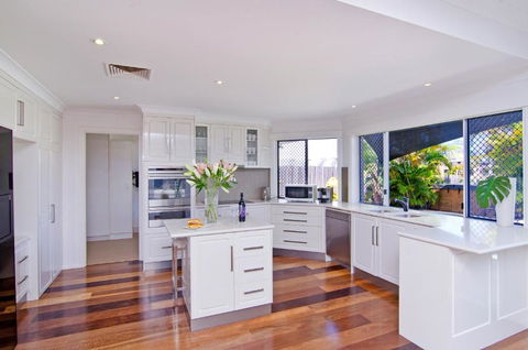 SEACLUSION 5 Bed Waterfront, Sleeps 12 - Accommodation Mermaid Beach 1