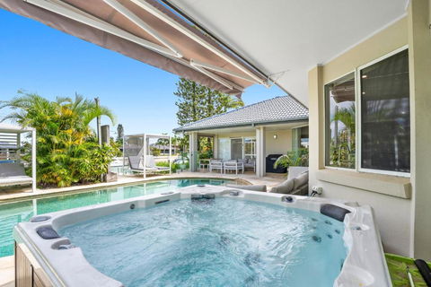 SEACLUSION 5 Bed Waterfront, Sleeps 12 - Accommodation Mermaid Beach 3