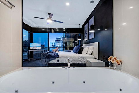 Self-Contained Apartments At Circle On Cavill - Privately Managed - Accommodation Mermaid Beach 2