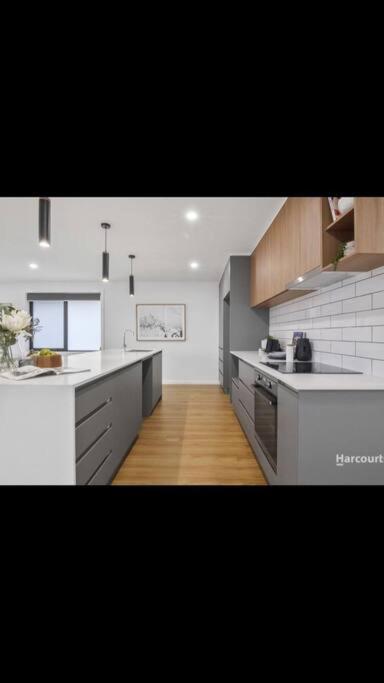 Spacious House Close To Hobart CBD WiFi And New Sony QLED Smart TV - Accommodation Mermaid Beach 0