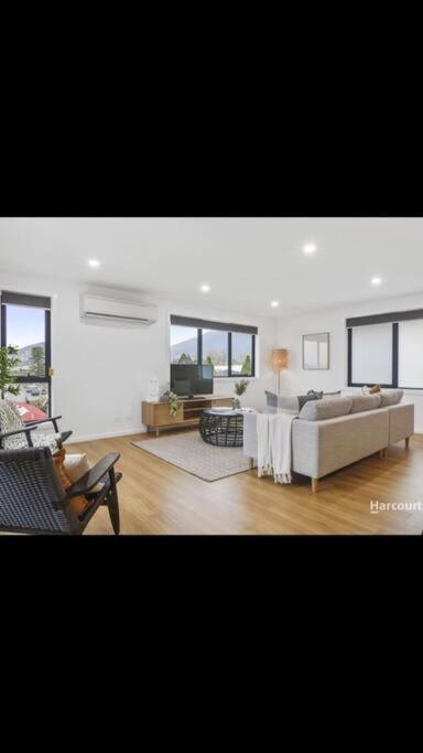 Spacious House Close To Hobart CBD WiFi And New Sony QLED Smart TV - Accommodation Mermaid Beach 1