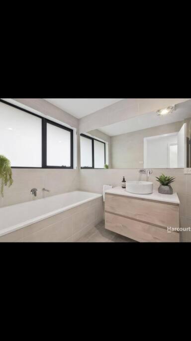 Spacious House Close To Hobart CBD WiFi And New Sony QLED Smart TV - Accommodation Mermaid Beach 3
