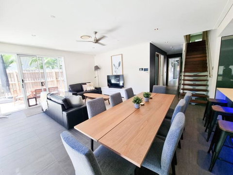 Stylish Surfers Paradise Haven 4BR4B Stunning Pool 2 - Accommodation Mermaid Beach 2