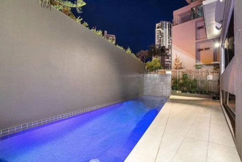 Stylish Surfers Paradise Haven 4BR4B Stunning Pool 2 - Accommodation Mermaid Beach 1