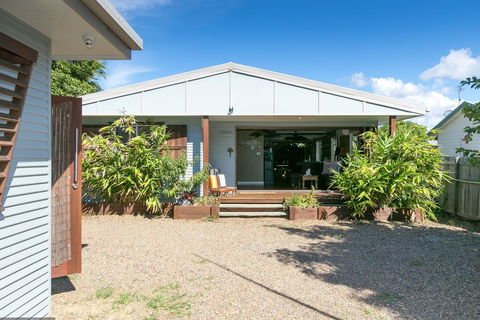 Beachside Cottages - Accommodation Mermaid Beach 2