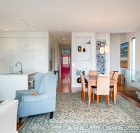 Beautiful Renovated Home With Water Views and Yard - Accommodation Mermaid Beach