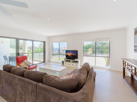 Bimbadeen Unit 3 - Across From The Beach - Lift In Complex - Accommodation Mermaid Beach 2