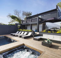 Blairgowrie Oasis Luxury retreat with spapool fireplace golf putting green - Accommodation Mermaid Beach