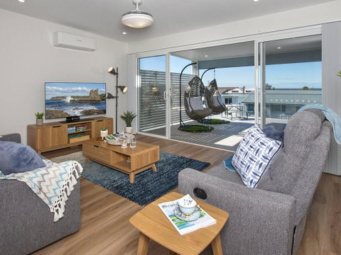 Blue Pelican - Pacific Views, Walk To Beach - Accommodation Mermaid Beach 1
