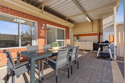 The Shamrock House A - Accommodation Mermaid Beach 1