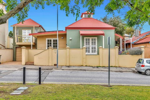 Time And Tide Hideaway - A Spacious Beachside Escape - Accommodation Mermaid Beach 1