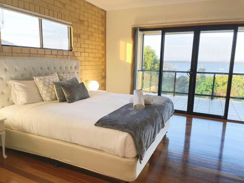 Waterfront Entire Luxury House With Bay View And Pool - Accommodation Mermaid Beach 1