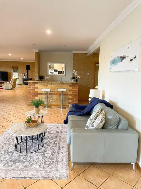 Waterfront Entire Luxury House With Bay View And Pool - Accommodation Mermaid Beach 3