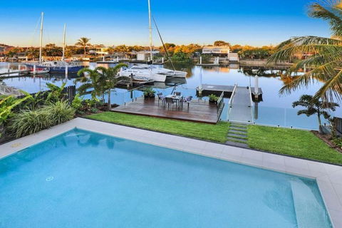 WATERFRONT HOME BORDERING MOOLOOLABA - Accommodation Mermaid Beach 1