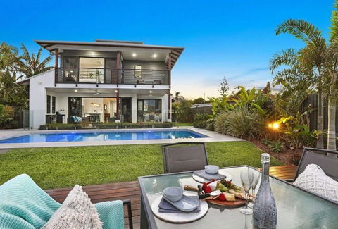 WATERFRONT HOME BORDERING MOOLOOLABA - Accommodation Mermaid Beach 0