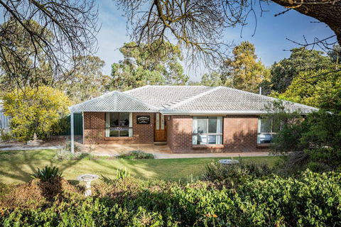 Watervale Hotel Guesthouse - Accommodation Mermaid Beach 1