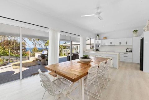 WHITE BEACH HOUSE High On Belmore, PETS Welcome - Accommodation Mermaid Beach 0