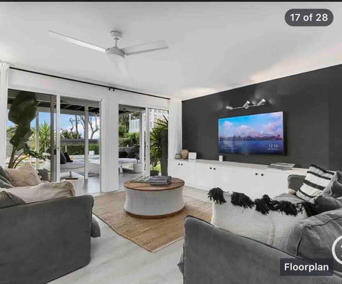 WHITE BEACH HOUSE High On Belmore, PETS Welcome - Accommodation Mermaid Beach 2