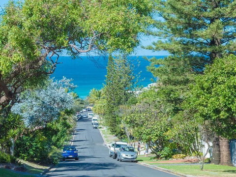 WHITE BEACH HOUSE High On Belmore, PETS Welcome - Accommodation Mermaid Beach 3