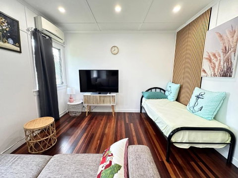 Zen Escape Guest House- Hidden Little Gem, Funky Corner, Boutique Granny Flat - Accommodation Mermaid Beach 3
