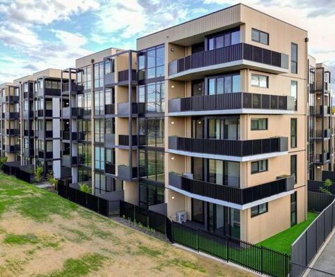ZMITH Apartment - BROOKE, - Near AIS, GIO Stadium, UC, & Nth - Canberra Hospital - Accommodation Mermaid Beach 2
