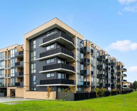 ZMITH Apartment - BROOKE, - Near AIS, GIO Stadium, UC, & Nth - Canberra Hospital - Accommodation Mermaid Beach 1