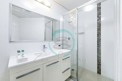 Zen On Stuart: 3-BR Penthouse Pad + Pool + BBQ - Accommodation Mermaid Beach 2