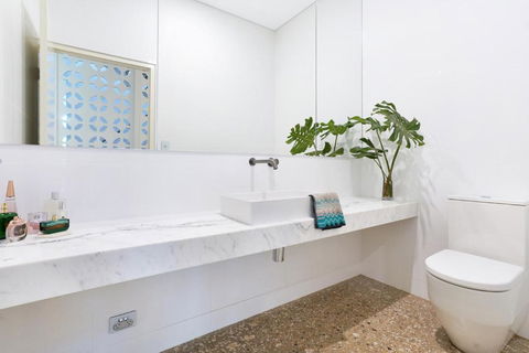 ZenLux Massive 5-BR Holiday Home - Pool - BBQ - Accommodation Mermaid Beach 3